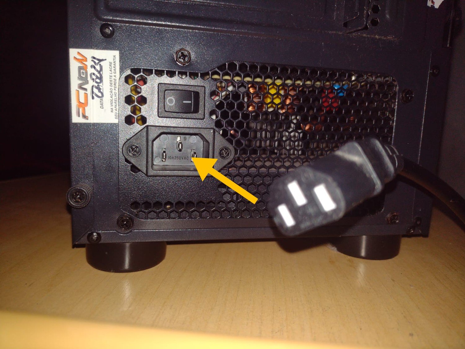 Conexão do cabo de energia gabinete