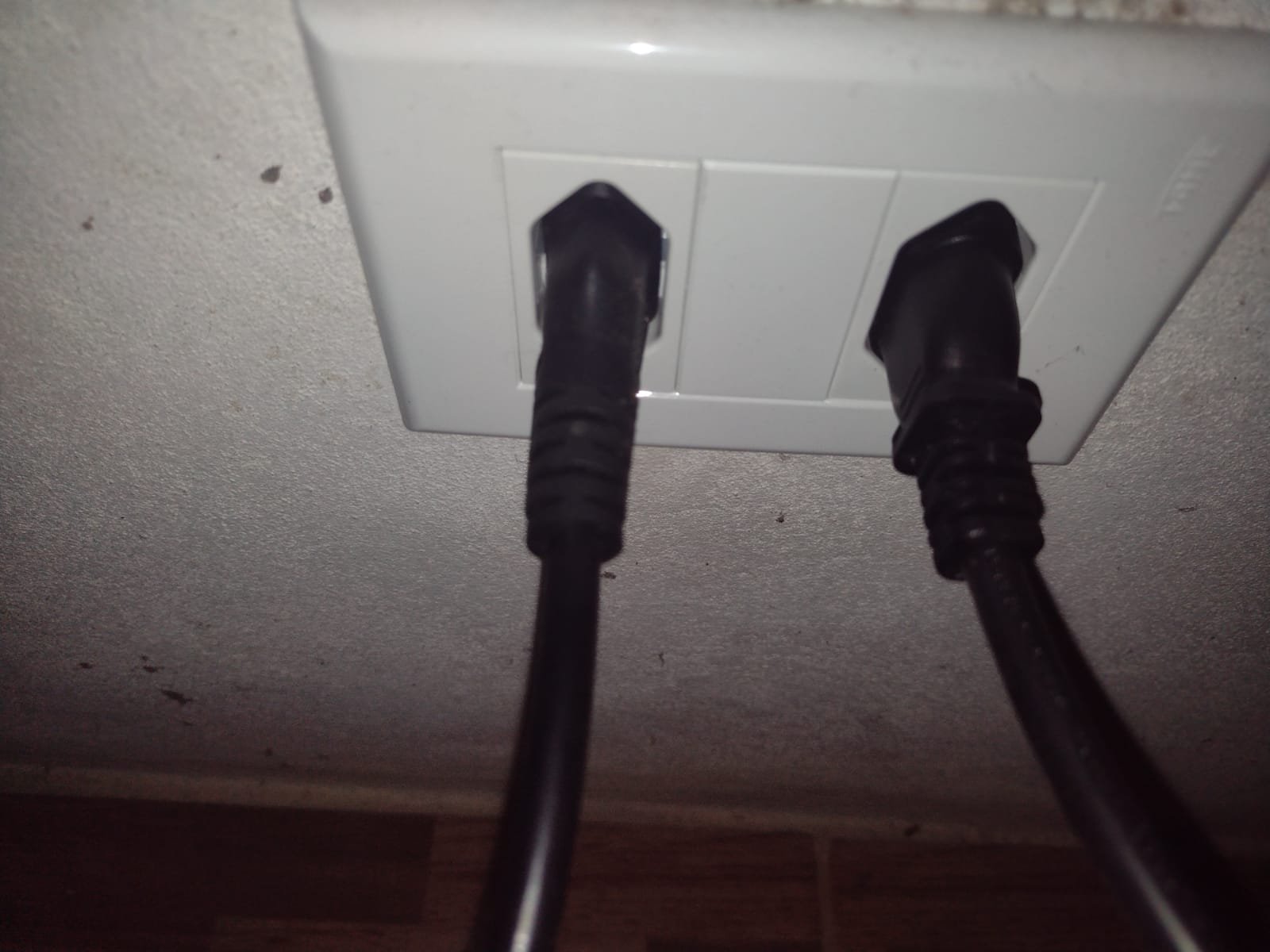 Ligar ambos os cabos de energia