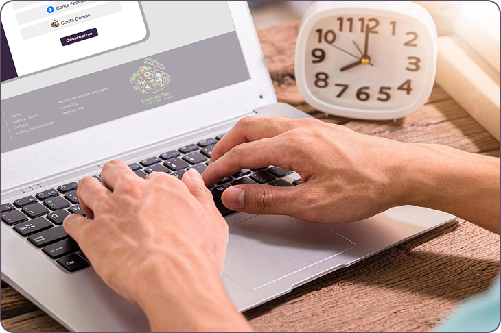 Placa da tomada, mecanismo interno, parafusos e chave Phillips