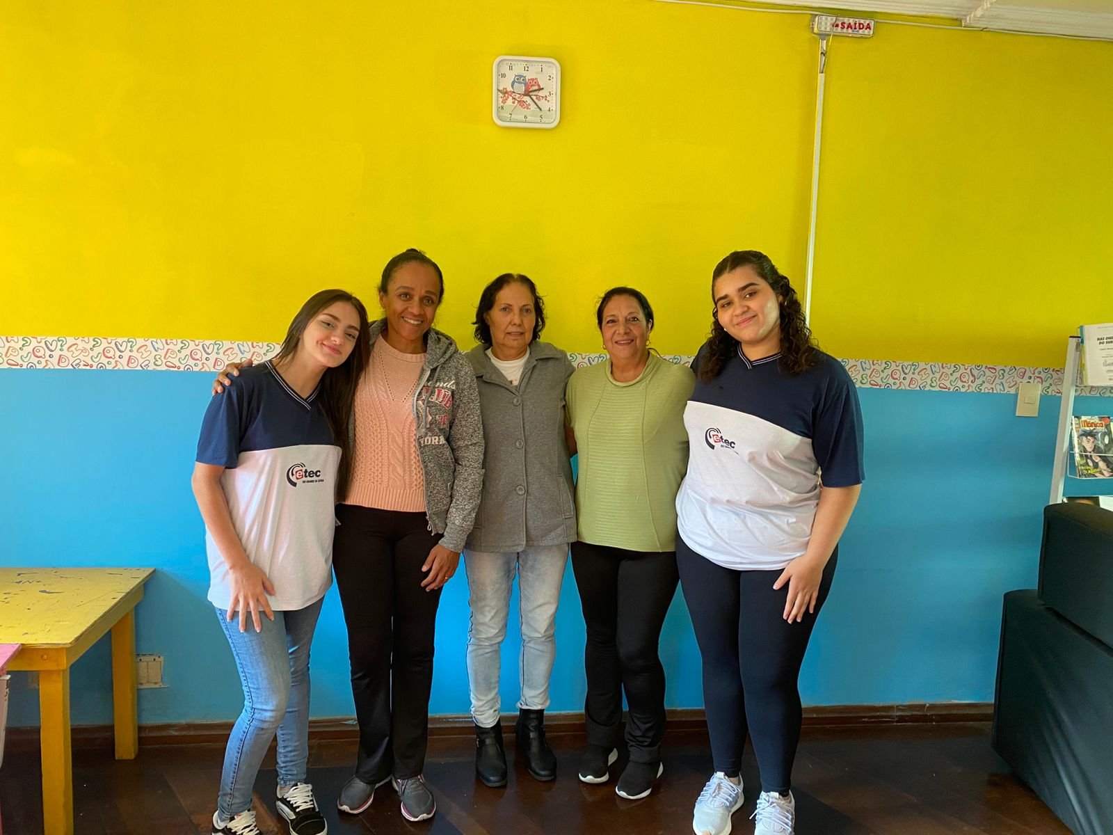 Crianças montando peças coloridas