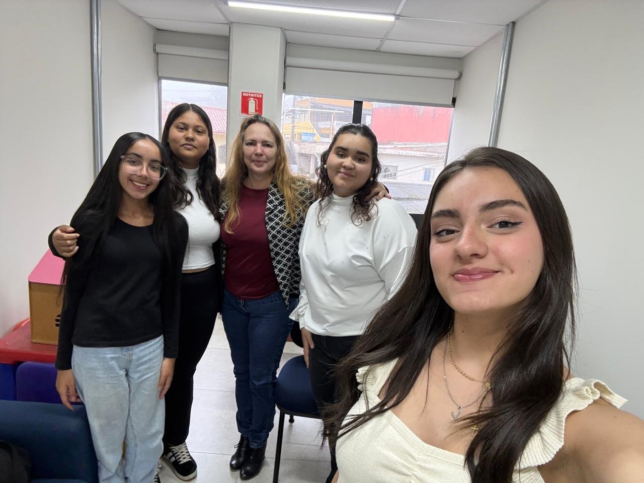 Crianças brincando de cabo de guerra